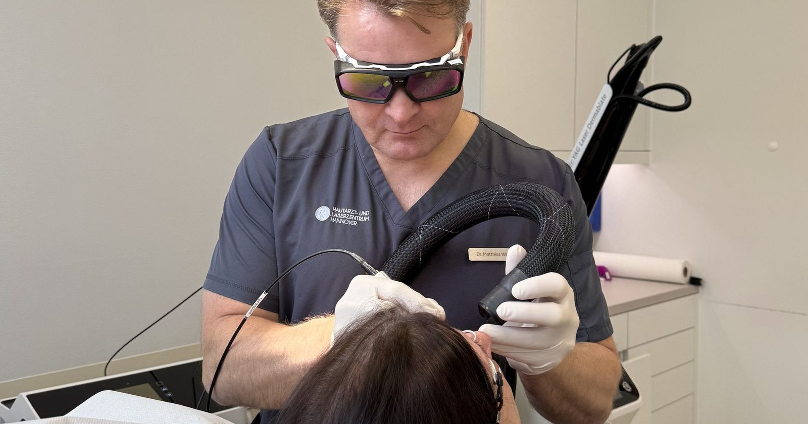 Dr. Matthias Wahn bei einer Laserbehandlung mit Schutzbrille im Hautarzt- und Laserzentrum Hannover
