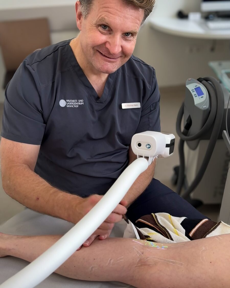 Praxis am Gerät Dr. Matthias Wahn mit Laser-Handstück am Behandlungsstuhl